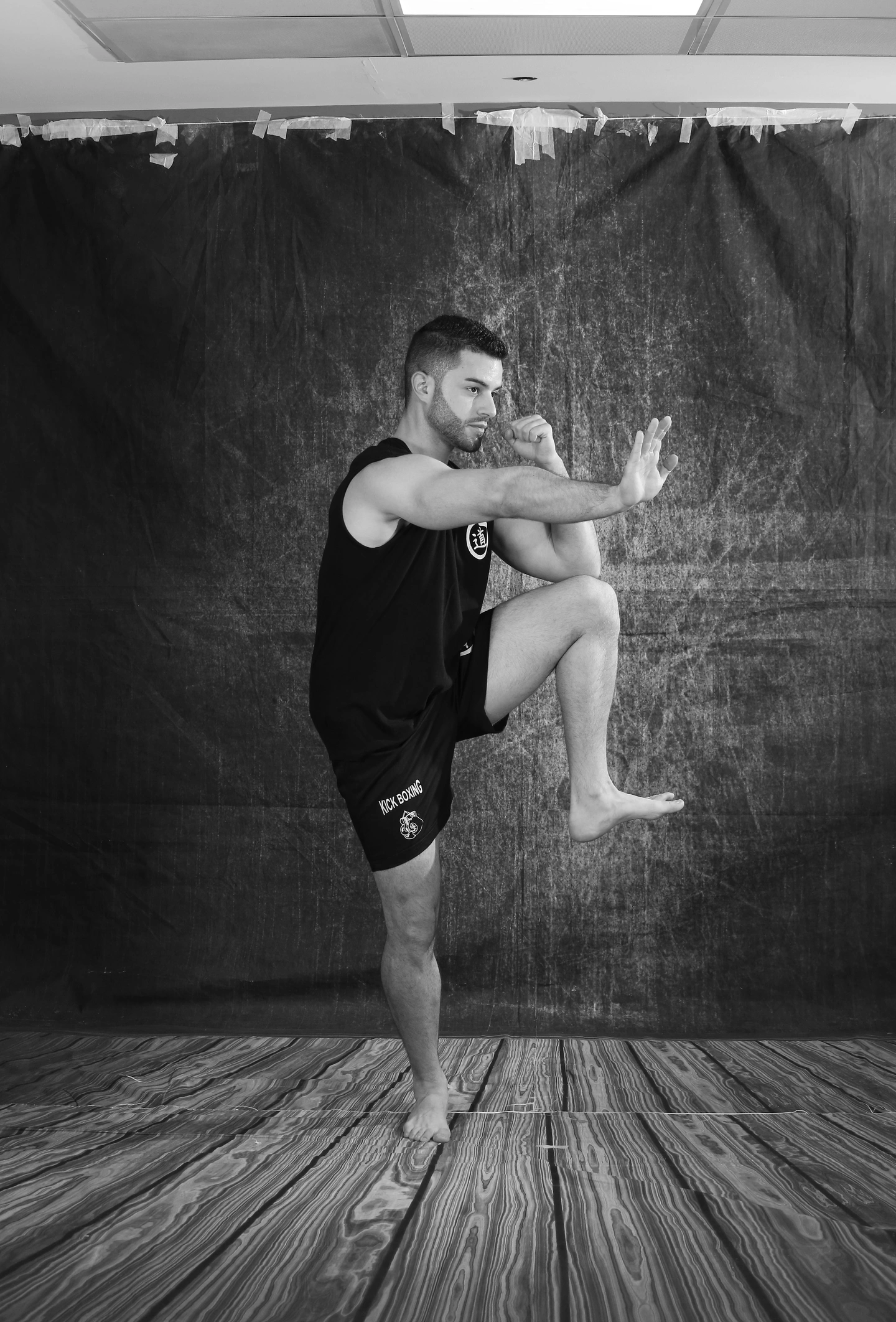 Ο Πέτρος Νικολάου εκτελεί τεχνική kickboxing